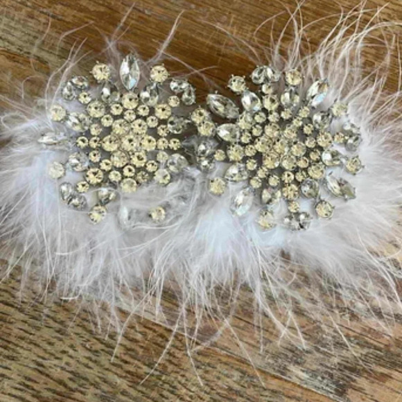 Statement Makers Rhinestone & Feather Decor Stud Earrings silver - Picture 3 of 10